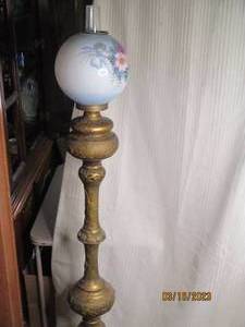lot 17 image: 60 Light post style floor lamp wit...