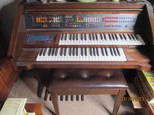 lot 10 image: Electric Lowrey organ with many features a...