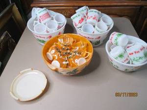 lot 171 image: Vintage holiday cups and bowls...