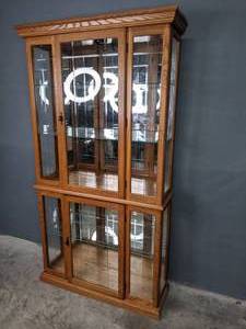 Gorgeous Pulaski Wood and Glass China Cabinet Hutch X