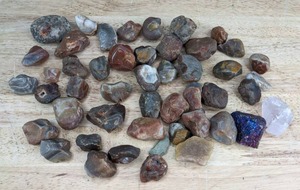 40 Piece Rock and Gemstone Collection Including Lake Superior Agates and a Geode  X