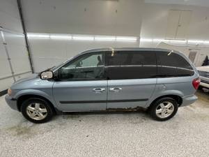 lot 14F image: 2005 Dodge Caravan SXT - 2 OWNERS