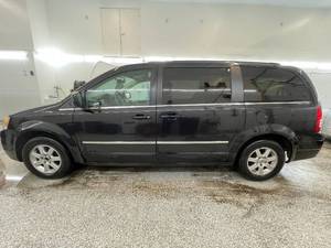 lot 9T image: 2010 Chrysler Town And Country Touring