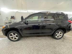 lot 1B image: 2006 Toyota Rav4 - 4X4 - 1 OWNER