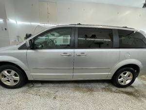 lot 12 image: 2010 Dodge Grand Caravan SXT