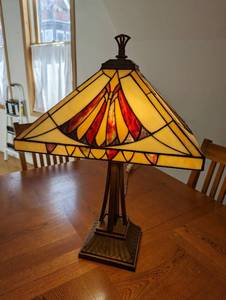 lot 3 image: Quoizel Stained Glass Tiffany Style Lamp