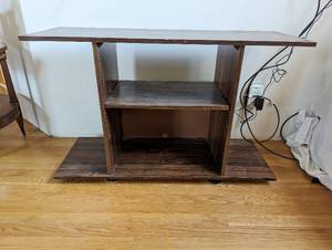 lot 25 image: Entertainment Stand