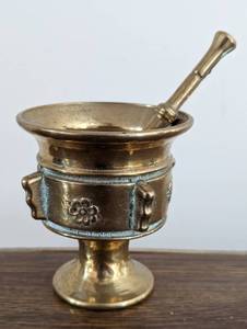 lot 49 image: Vintage Brass Apothecary Mortar And Pestle