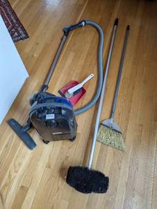lot 74 image: Vacuum and Cleaning Tools