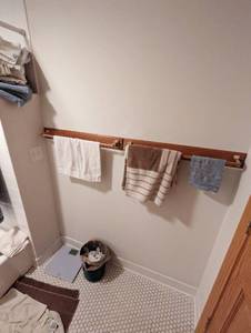 lot 96 image: Contents Of Bathroom