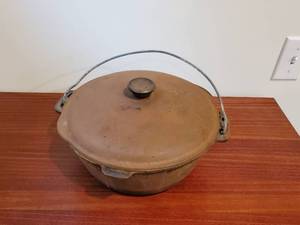 lot 109 image: Antique Dutch Oven