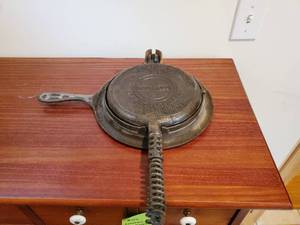 lot 110 image: Griswold No.8 Waffle Maker