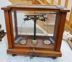 lot 5 image: Apothecary Scale