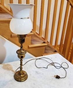 lot 119 image: Brass Table Lamp