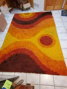 lot 121 image: Area Rug
