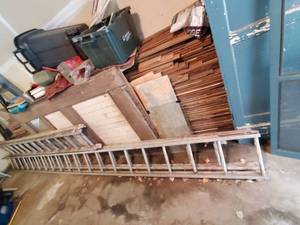 lot 140 image: Extension Ladders