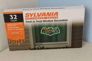 lot 160 image: NEW Sylvania Halloween Series Window Decoration V32330