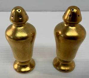 lot 89 image: Vintage Pickard China Rose & Daisy Gold SaltPepper Shakers (58) 3 34 Tall