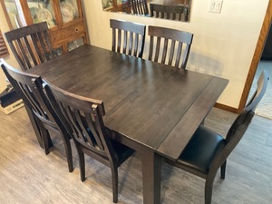 (Near New) Dining Room Table & Chairs wIntegrated Leaf System on each end