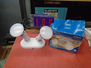 Dual head led light with bulbs. As shown.