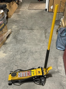 lot 4 image: CAT 3 Ton Low Profile Floor Jack