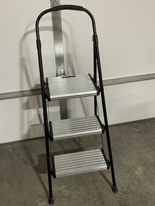 lot 17 image: Cosco Step Stool