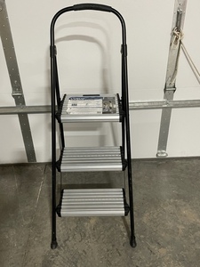 lot 25 image: Cosco Step Stool