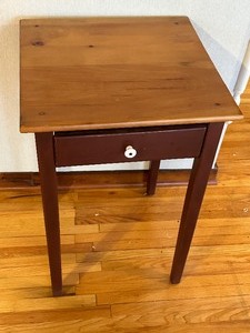 lot 65 image: Simple Petite Vintage Accent Table