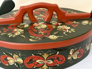 lot 69 image: Vintage Rosemaling Tine Box - Bentwood Rosemaling Box