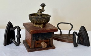 lot 75 image: Vintage Miniature Metal Irons and Coffee Grinder - Childrens or Dollhouse Irons and Coffee Grinder