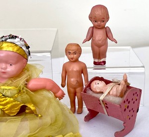 lot 91 image: Vintage Celluloid Small Dolls