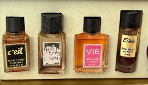 lot 35 image: Vintage Les Grands Perfume de France Miniature Set