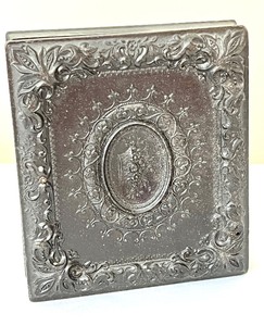 lot 88 image: Vintage Daguerreotype Case