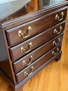 lot 84 image: Petite Ethan Allen Georgian Mahogany Bedside Chest of Drawers