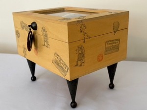 lot 78 image: Fun Vintage Parvenue Decorative Trinket Box