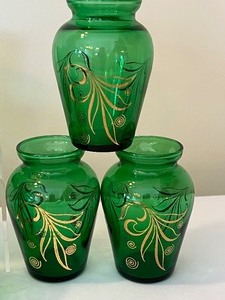 lot 103 image: (8) Emerald Green Small Vintage Vases