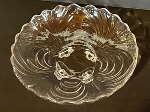 lot 111 image: Vintage Footed Cambridge Caprice Bowl