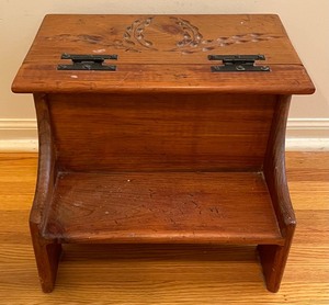 lot 229 image: Petite Vintage Step Stool with Lift Top Storage