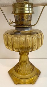 lot 254 image: Vintage 1934 Amber Crystal Model B Aladdin Cathedral Oil Lamp