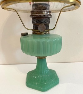 lot 27 image: Vintage Apple Green Moonstone Corinthian Oil Lamp by Aladdin with Hand Painted Glass Shade