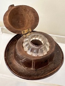 lot 163 image: Vintage Walnut Stained Carved Inkwell Derby Hat
