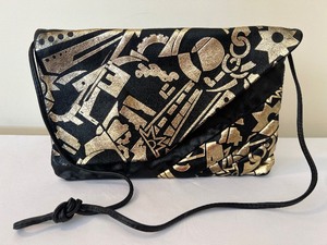 lot 159 image: Retro Gold Clutch Style Handbag