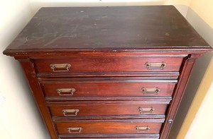 lot 14 image: Vintage 6 Drawer Dresser