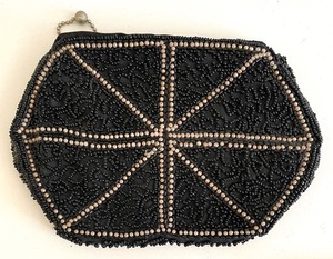 lot 308 image: Vintage Beaded Handbags and Coin Purses