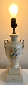 lot 318 image: Lovely Vintage Table Lamp