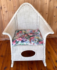 lot 363 image: Unique Vintage White Wicker Chair