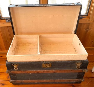lot 373 image: Vintage Steamer Trunk with Divided Insert