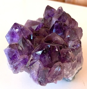 lot 370 image: Amazing Amethyst Geode Quartz Cluster