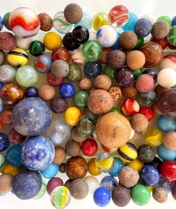 lot 376 image: Variety of Vintage Marbles including Benningtons