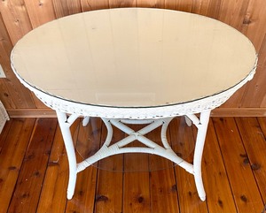 lot 388 image: Vintage White Wicker Table with Glass Overlay Top and Bottom Glass Shelf